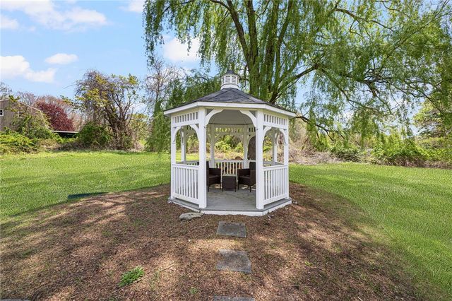 6 Country Road, Warren, RI 02885