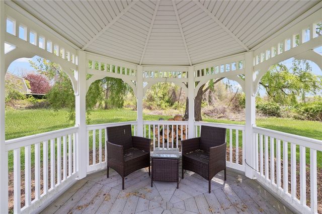6 Country Road, Warren, RI 02885