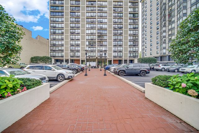 5733 N Sheridan Road 27C, Chicago, IL 60660