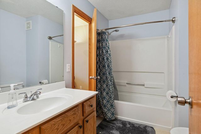 2085 Gresham Avenue N, Oakdale, MN 55128