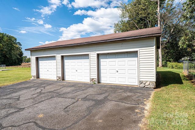 2764 Cliftwood Circle, Hickory, NC 28601