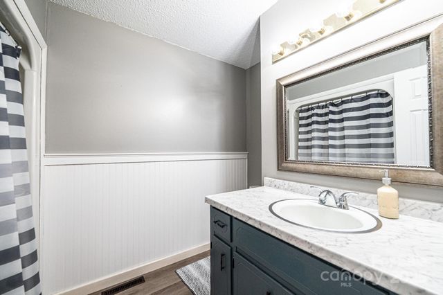 2764 Cliftwood Circle, Hickory, NC 28601
