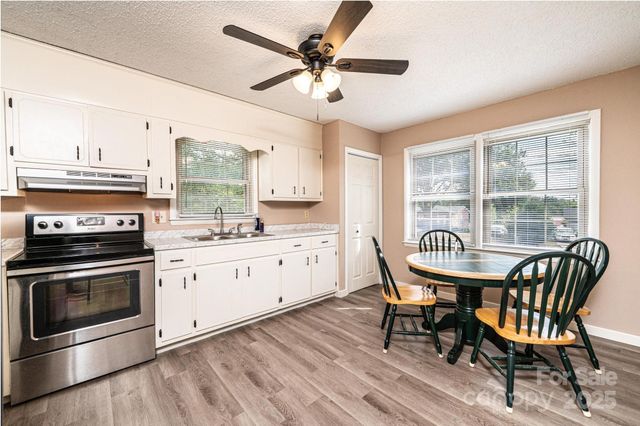 2764 Cliftwood Circle, Hickory, NC 28601
