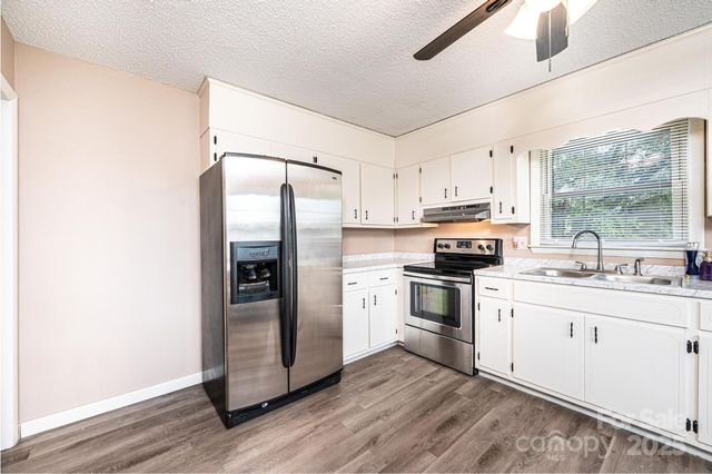 2764 Cliftwood Circle, Hickory, NC 28601
