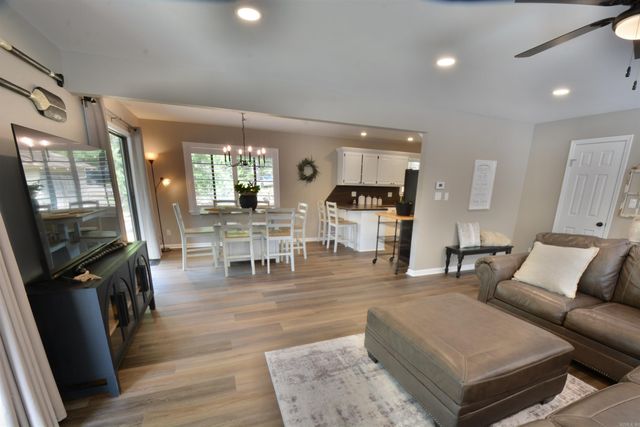 210 EDGEWATER Circle, Hot Springs, AR 71913