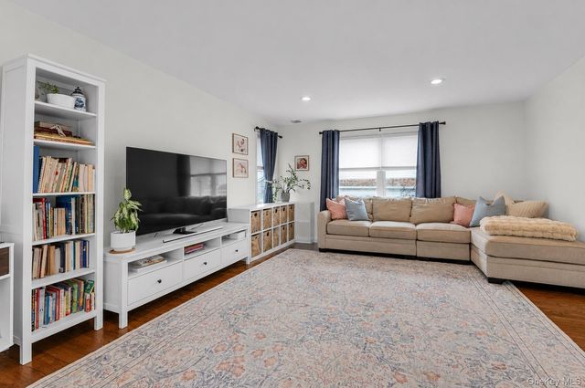 27 Radcliffe Road, Island Park, NY 11558