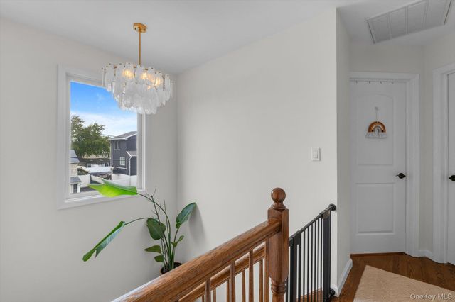27 Radcliffe Road, Island Park, NY 11558