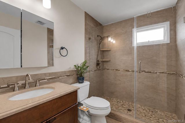 27 Radcliffe Road, Island Park, NY 11558