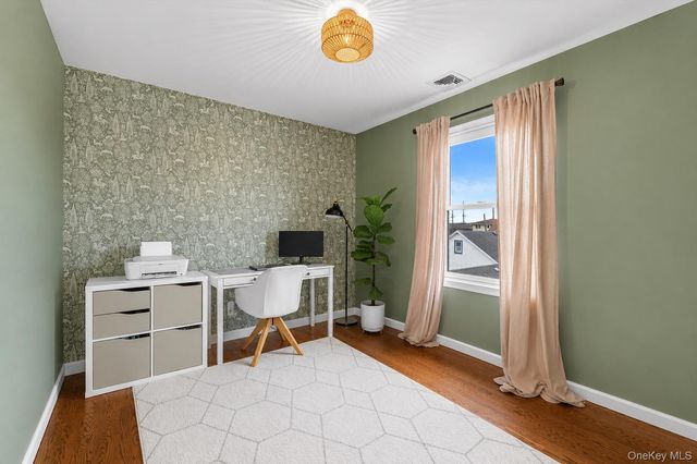 27 Radcliffe Road, Island Park, NY 11558