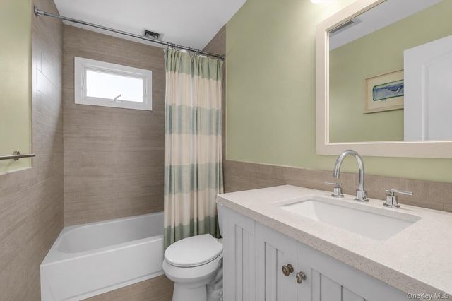 27 Radcliffe Road, Island Park, NY 11558