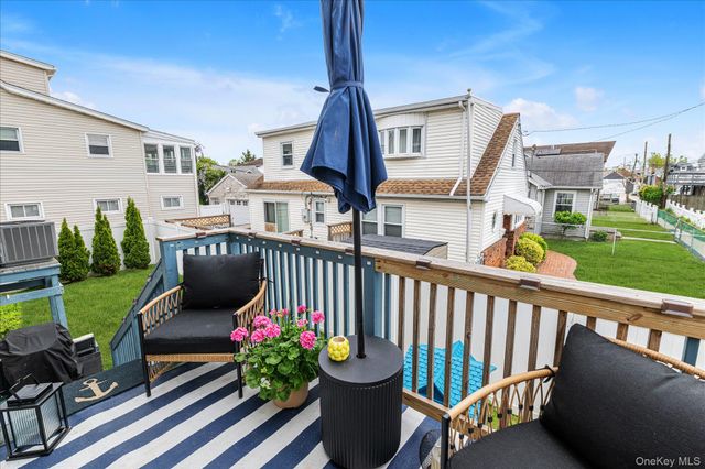 27 Radcliffe Road, Island Park, NY 11558