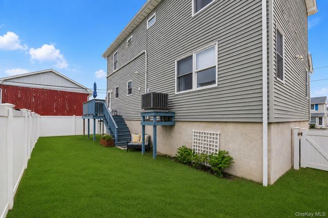 27 Radcliffe Road, Island Park, NY 11558