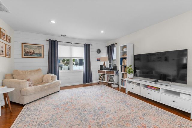 27 Radcliffe Road, Island Park, NY 11558