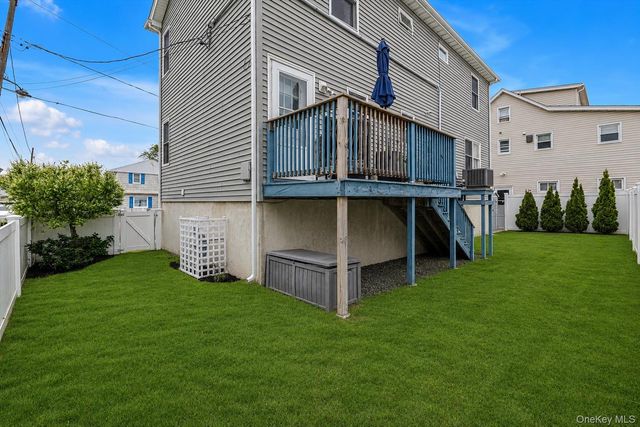 27 Radcliffe Road, Island Park, NY 11558