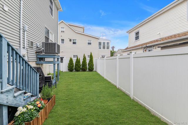 27 Radcliffe Road, Island Park, NY 11558
