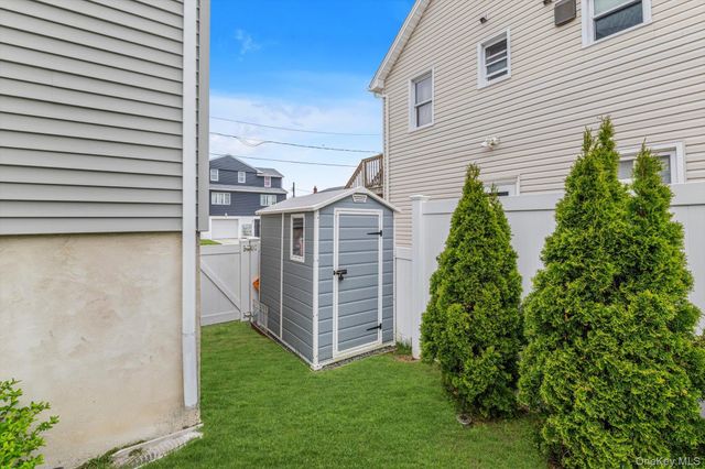 27 Radcliffe Road, Island Park, NY 11558