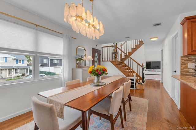 27 Radcliffe Road, Island Park, NY 11558