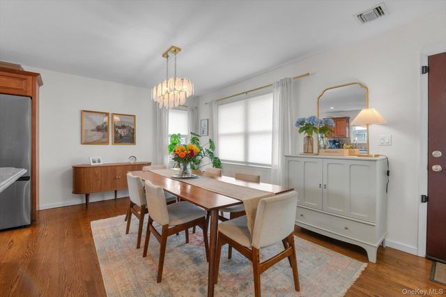27 Radcliffe Road, Island Park, NY 11558