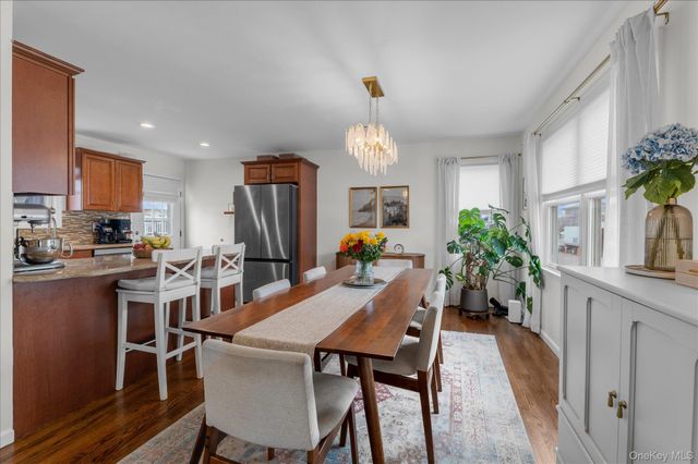 27 Radcliffe Road, Island Park, NY 11558