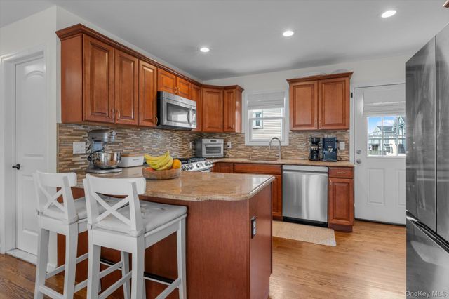 27 Radcliffe Road, Island Park, NY 11558
