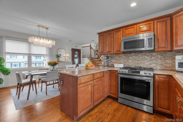 27 Radcliffe Road, Island Park, NY 11558