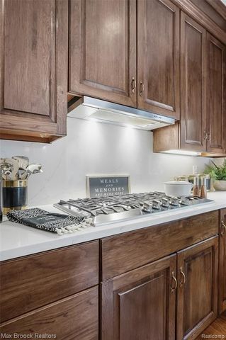 60 Kingsley Manor Drive, Bloomfield Hills, MI 48304