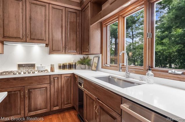 60 Kingsley Manor Drive, Bloomfield Hills, MI 48304