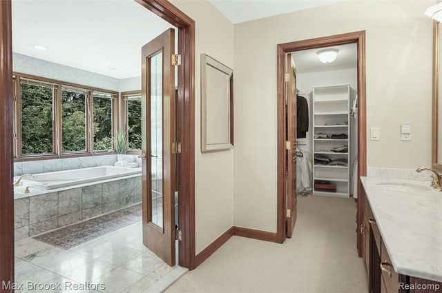 60 Kingsley Manor Drive, Bloomfield Hills, MI 48304