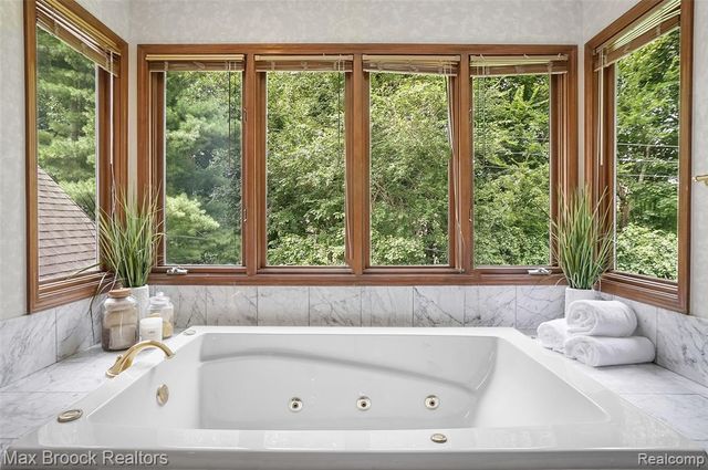 60 Kingsley Manor Drive, Bloomfield Hills, MI 48304