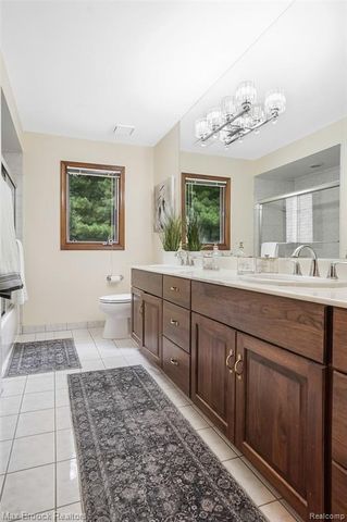 60 Kingsley Manor Drive, Bloomfield Hills, MI 48304