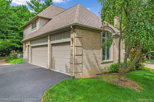 60 Kingsley Manor Drive, Bloomfield Hills, MI 48304