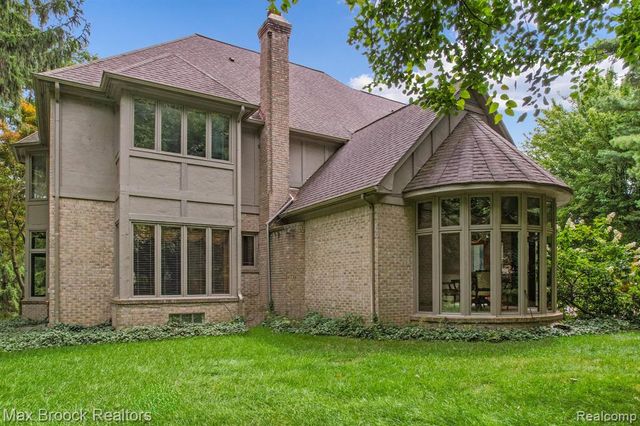 60 Kingsley Manor Drive, Bloomfield Hills, MI 48304
