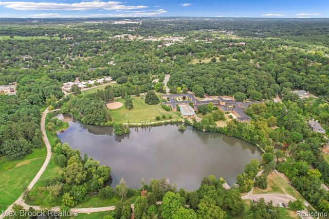 60 Kingsley Manor Drive, Bloomfield Hills, MI 48304
