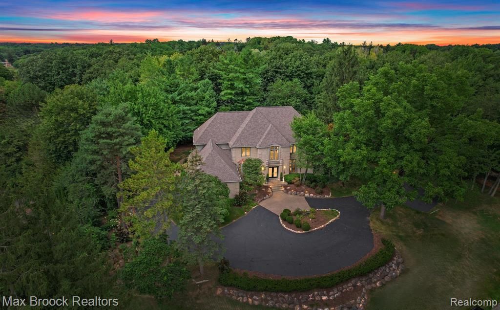 60 Kingsley Manor Drive, Bloomfield Hills, MI 48304