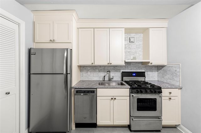 221 McDonald Avenue 3P, Brooklyn, NY 11218