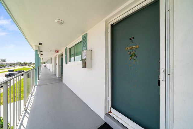 1117 Lake Terrace 207, Boynton Beach, FL 33426