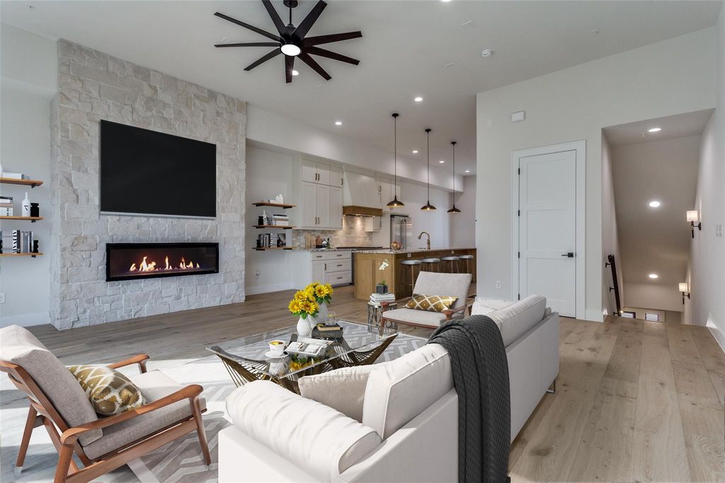 250 E Dallas Street 114, Grapevine, TX 76051 — photo 2
