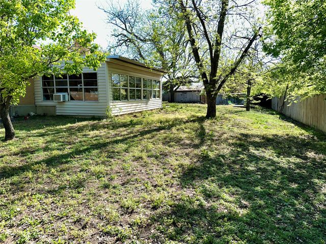1002 Wrights W, Comanche, TX 76442