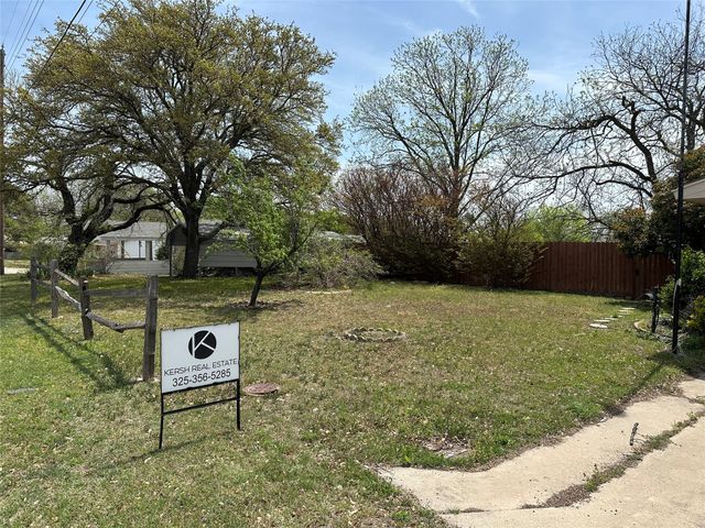 1002 Wrights W, Comanche, TX 76442