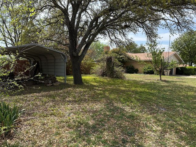 1002 Wrights W, Comanche, TX 76442