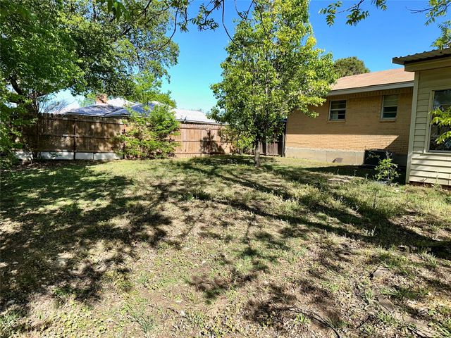 1002 Wrights W, Comanche, TX 76442