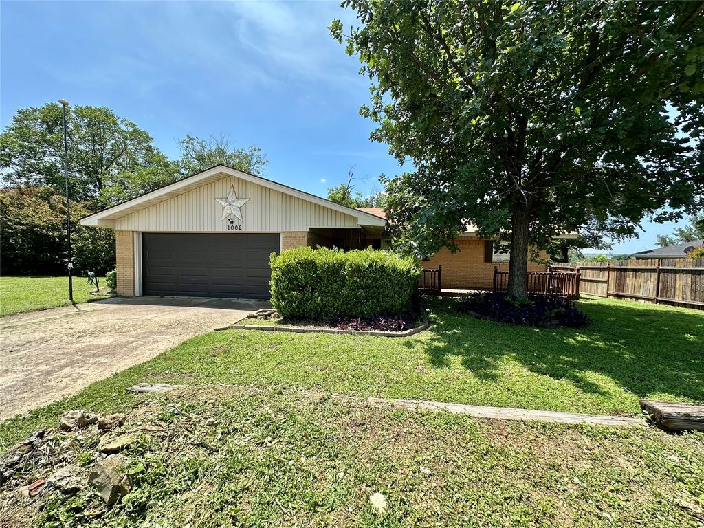 1002 Wrights W, Comanche, TX 76442