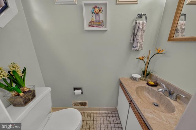 1910 ALBERTA DR, Whitehall, PA 18052