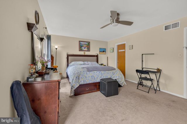 1910 ALBERTA DR, Whitehall, PA 18052