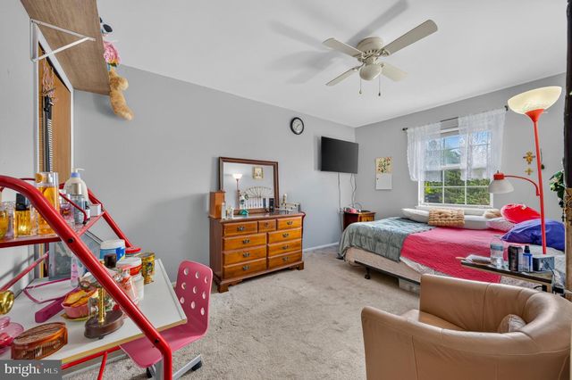 1910 ALBERTA DR, Whitehall, PA 18052