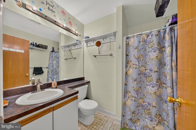 1910 ALBERTA DR, Whitehall, PA 18052