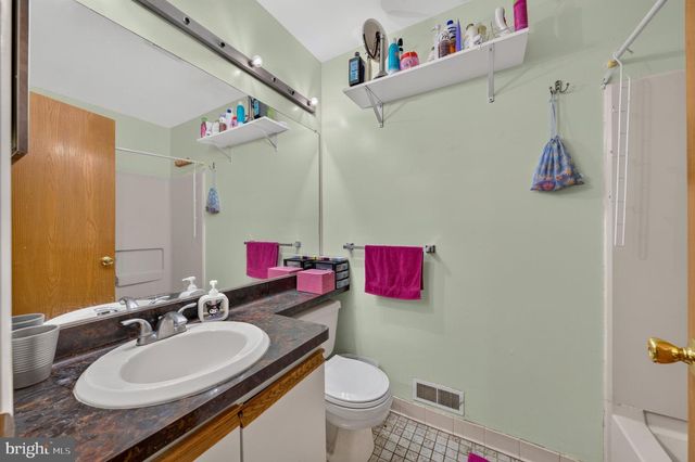 1910 ALBERTA DR, Whitehall, PA 18052