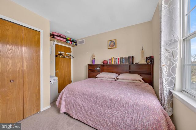 1910 ALBERTA DR, Whitehall, PA 18052