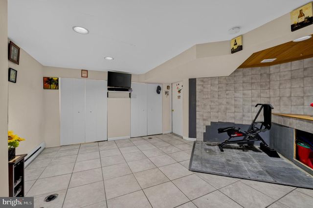 1910 ALBERTA DR, Whitehall, PA 18052