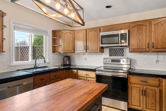 11 Broadmeadow Lane, Abington, MA 02351